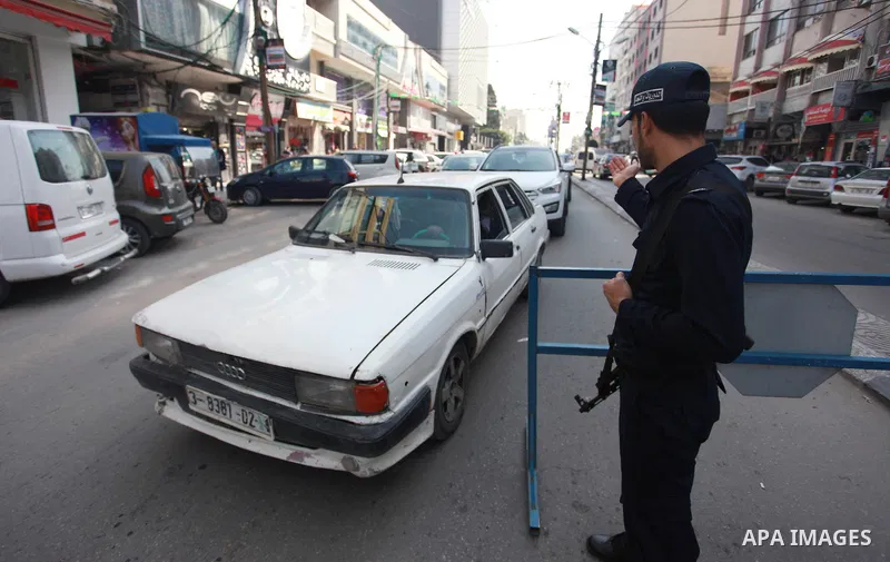 Palestinian policemen stand checkpoints during a traffic drill organized by the Ministry of the Interior in Gaza City, on February 21, 2018. Photo by Mahmoud Ajour