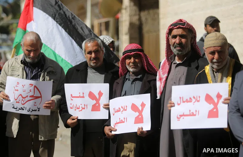 Palestinians take part during a protest against the administrative detention, in front of Red Cross office in Gaza city on February 22, 2018. Photo by Ashraf Amra