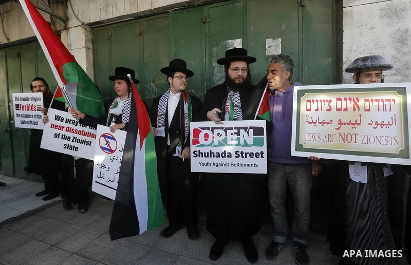 Members of Neturei Karta, a fringe ultra-Orthodox movement within the anti-Zionist bloc, attend a protest in solidarity with Palestinians in Hebron, in the occupied West Bank February 23, 2018. Photo by Wisam Hashlamoun
