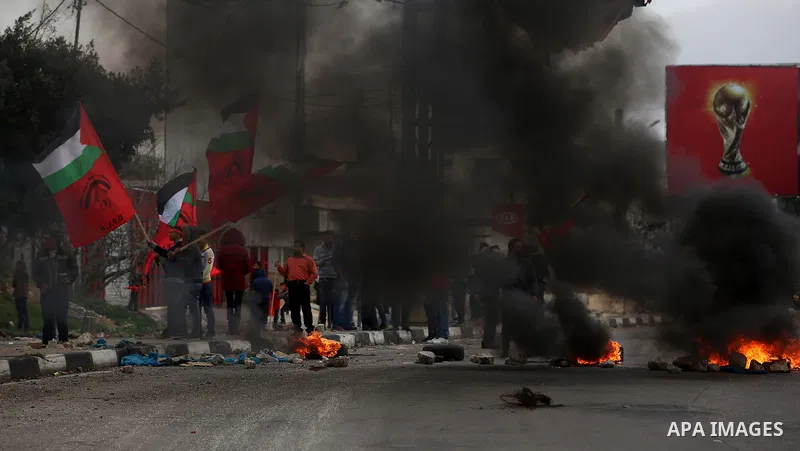 Palestinian protesters clash with Israeli security forces near the Hawara checkpoint, south of the West Bank city of Nablus on February 23, 2018. Photo by Ayman Ameen
