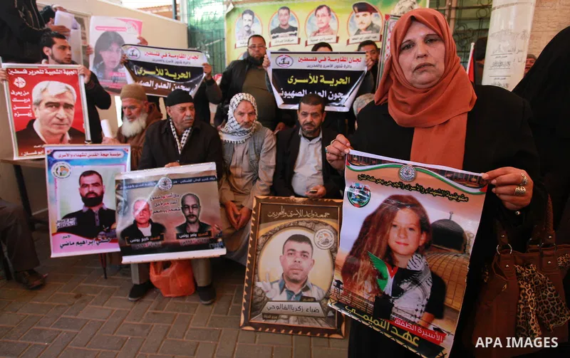 Palestinians take part in a protest to show solidarity with Palestinian prisoners held in Israeli jails, in front of Red cross office in Gaza city on February 26, 2018. Photo by Mahmoud Ajour