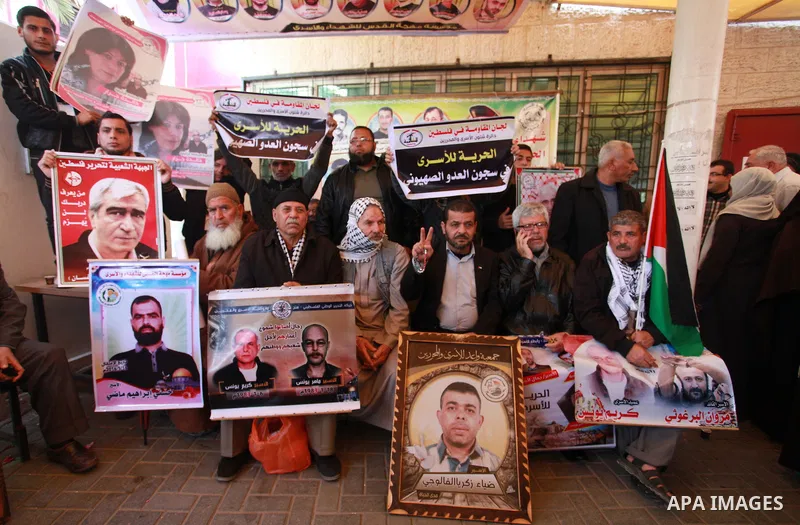 Palestinians take part in a protest to show solidarity with Palestinian prisoners held in Israeli jails, in front of Red cross office in Gaza city on February 26, 2018. Photo by Mahmoud Ajour