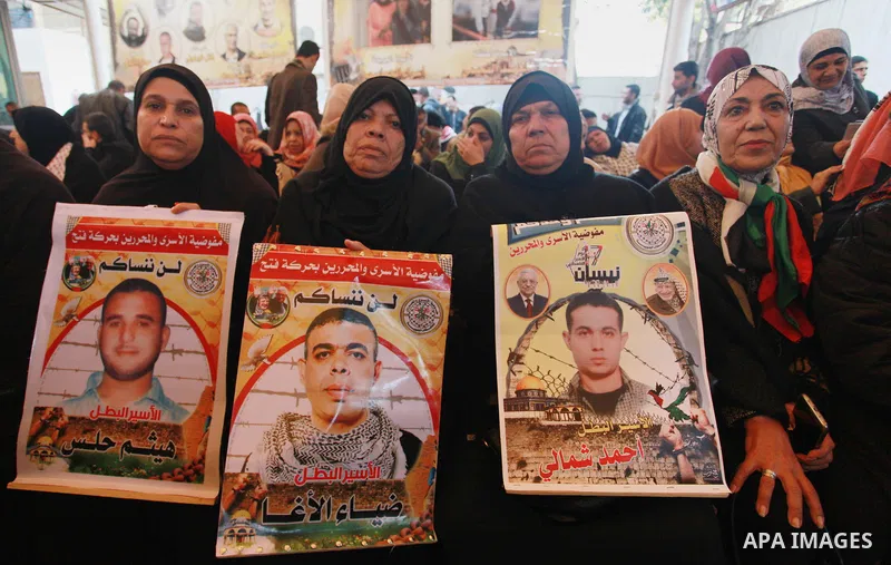 Palestinians take part in a protest to show solidarity with Palestinian prisoners held in Israeli jails, in front of Red cross office in Gaza city on February 26, 2018. Photo by Mahmoud Ajour