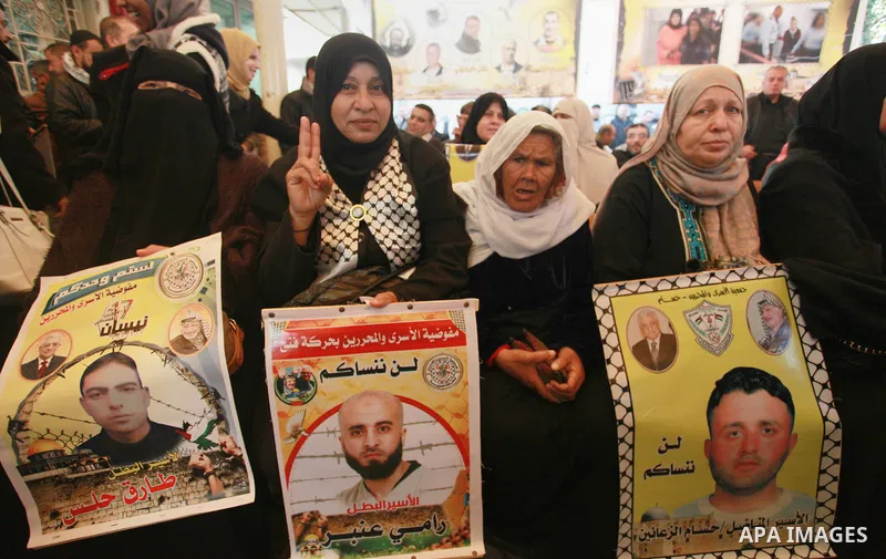 Palestinians take part in a protest to show solidarity with Palestinian prisoners held in Israeli jails, in front of Red cross office in Gaza city on February 26, 2018. Photo by Mahmoud Ajour