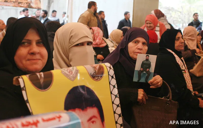 Palestinians take part in a protest to show solidarity with Palestinian prisoners held in Israeli jails, in front of Red cross office in Gaza city on February 26, 2018. Photo by Mahmoud Ajour