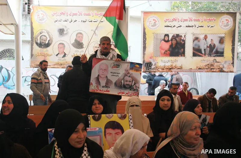 Palestinians take part in a protest to show solidarity with Palestinian prisoners held in Israeli jails, in front of Red cross office in Gaza city on February 26, 2018. Photo by Mahmoud Ajour