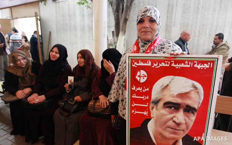 Palestinians take part in a protest to show solidarity with Palestinian prisoners held in Israeli jails, in front of Red cross office in Gaza city on February 26, 2018. Photo by Mahmoud Ajour
