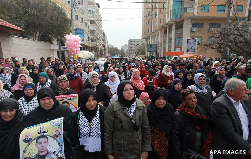 Palestinians take part in a protest to show solidarity with Palestinian prisoners held in Israeli jails, in front of Red cross office in Gaza city on February 26, 2018. Photo by Mahmoud Ajour