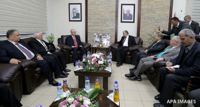 Palestinian Prime Minister Rami Hamdallah meets with Hebron Mayor Tayseer Abu Sneineh during his visiting on February 26, 2018 in the West Bank city of Hebron. Photo by Prime Minister Office