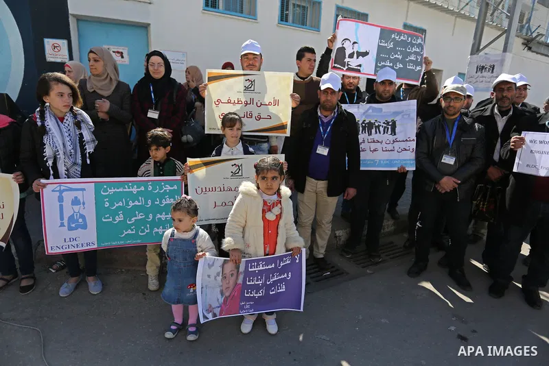 Palestinians take part in a protest against a U.S. decision to cut aid, in front of the headquarters United Nations Relief and Works Agency (UNRWA) in Gaza city on February 28, 2018. Photo by Ashraf Amra