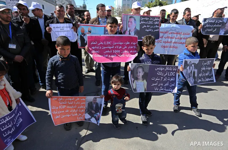 Palestinians take part in a protest against a U.S. decision to cut aid, in front of the headquarters United Nations Relief and Works Agency (UNRWA) in Gaza city on February 28, 2018. Photo by Ashraf Amra