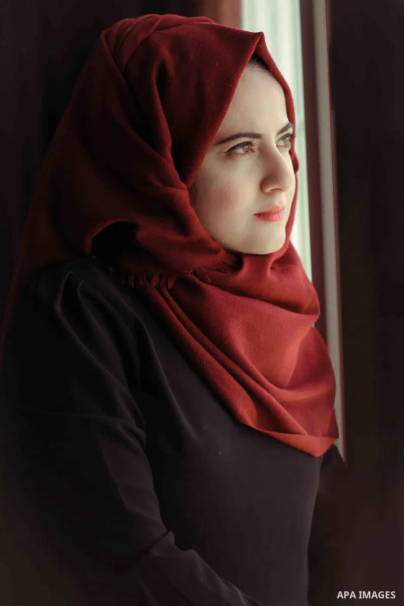 A girl wearing veil (hijab) with a meditation look. Photo by Sanad Ltefa