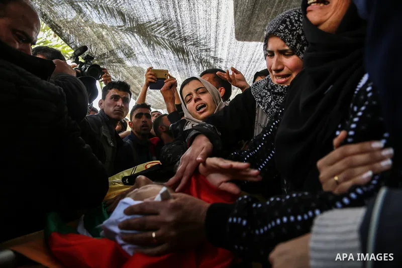 Relatives of Palestinian farmer, Mohamad Abu Jamea, mourn during his funeral in Khan Younis, in the southern Gaza Strip March 4, 2018. Photo by Mohammed Dahman