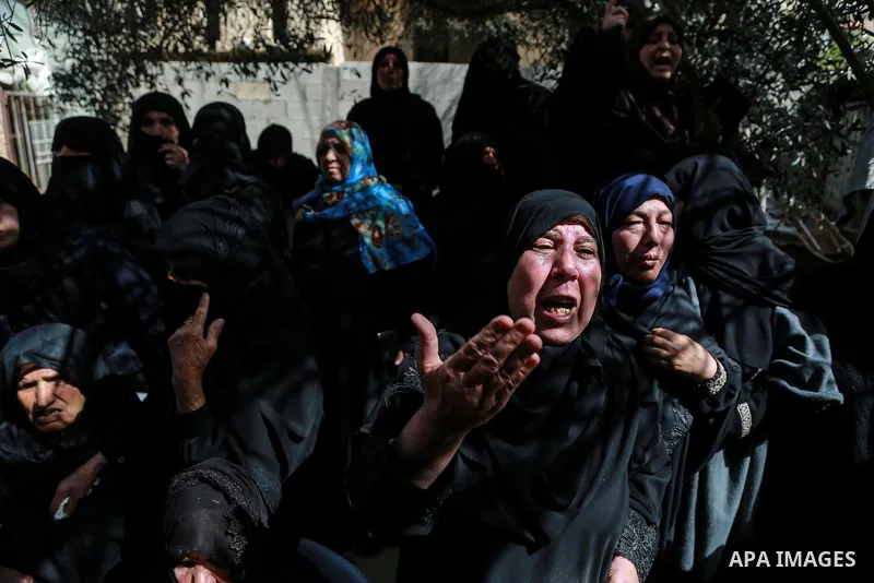 Relatives of Palestinian farmer, Mohamad Abu Jamea, mourn during his funeral in Khan Younis, in the southern Gaza Strip March 4, 2018. Photo by Mohammed Dahman