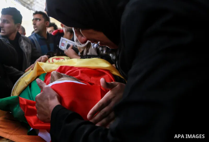 Relatives of Palestinian farmer, Mohamad Abu Jamea, mourn during his funeral in Khan Younis, in the southern Gaza Strip March 4, 2018. Photo by Mohammed Dahman