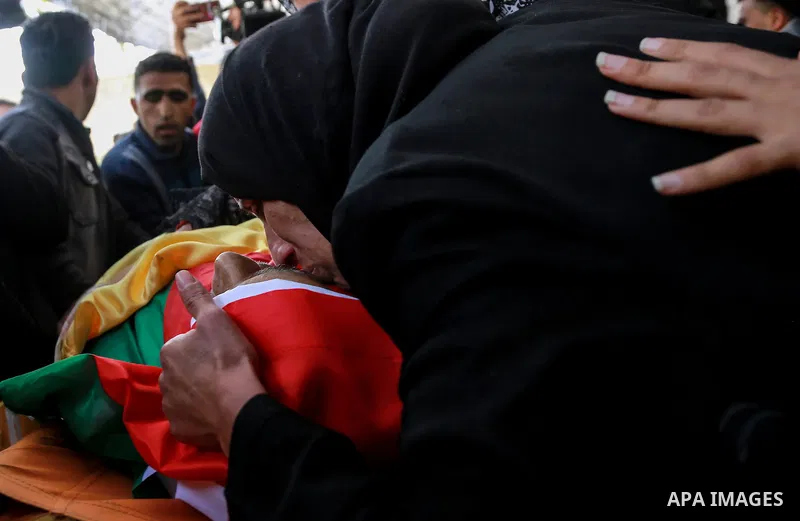 Relatives of Palestinian farmer, Mohamad Abu Jamea, mourn during his funeral in Khan Younis, in the southern Gaza Strip March 4, 2018. Photo by Mohammed Dahman