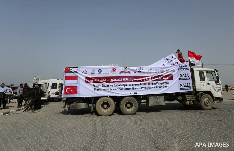 trucks loded with Food aid, are seen in Gaza sea port, on March 6, 2018. The Food aid donated by Indonesian institutions under the auspices of SPM for Poor families. Photo by Ashraf Amra