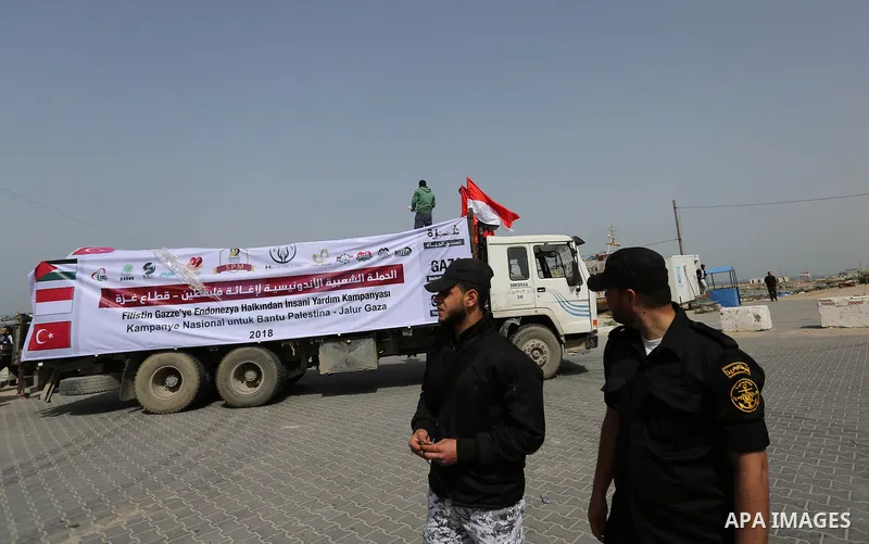 trucks loded with Food aid, are seen in Gaza sea port, on March 6, 2018. The Food aid donated by Indonesian institutions under the auspices of SPM for Poor families. Photo by Ashraf Amra