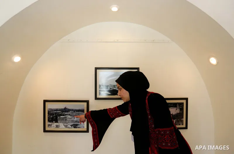 Palestinians attend exhibition of photographs for antique sites in Gaza city, on March 6, 2018. Photo by Ashraf Amra