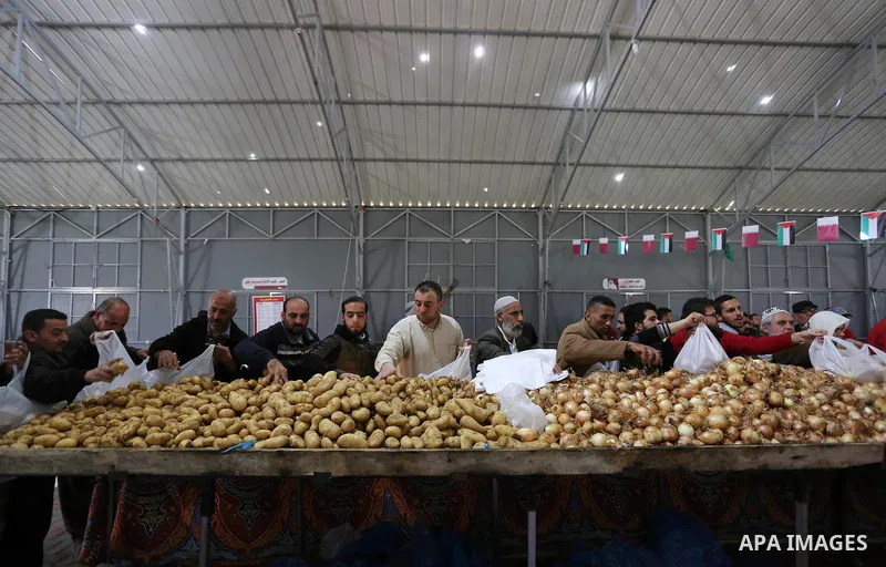 Palestinians shop from a central market financed by Qatar at al-Saraya Square in Gaza City on March 8, 2018. Photo by Ashraf Amra