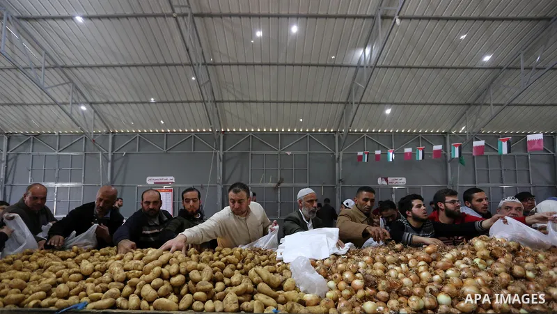 Palestinians shop from a central market financed by Qatar at al-Saraya Square in Gaza City on March 8, 2018. Photo by Ashraf Amra
