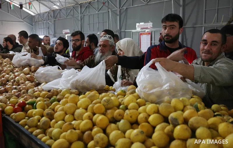 Palestinians shop from a central market financed by Qatar at al-Saraya Square in Gaza City on March 8, 2018. Photo by Ashraf Amra