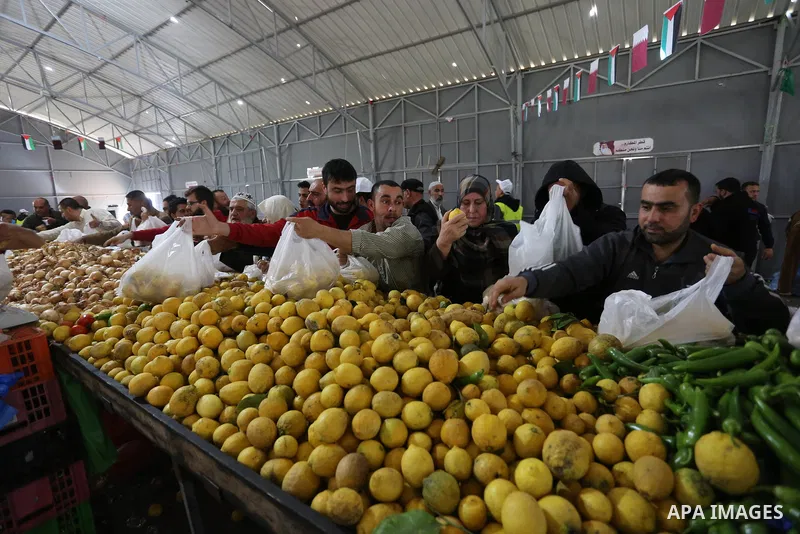 Palestinians shop from a central market financed by Qatar at al-Saraya Square in Gaza City on March 8, 2018. Photo by Ashraf Amra