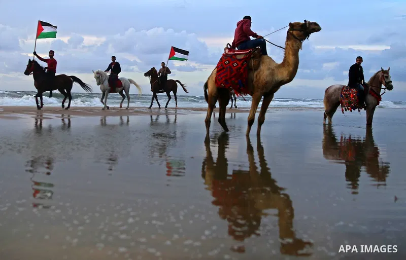 Palestinians perform with horses during an equestrian show by the beach in Gaza City on March 9, 2018. Photo by Ashraf Amra