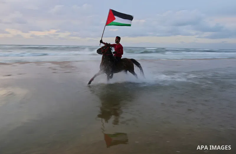Palestinians perform with horses during an equestrian show by the beach in Gaza City on March 9, 2018. Photo by Ashraf Amra
