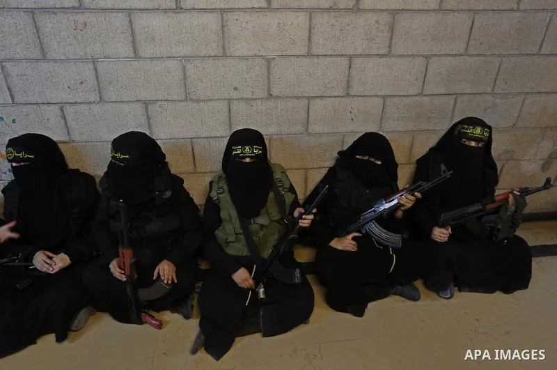 Palestinian women supporters of Islamic Jihad hold weapons during a Stage show in a celebrate on the occasion of International Women's Day in Gaza city, March 10, 2018. Photo by Ashraf Amra. Photo by Ashraf Amra