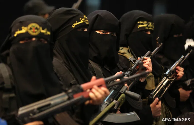Palestinian women supporters of Islamic Jihad hold weapons during a Stage show in a celebrate on the occasion of International Women's Day in Gaza city, March 10, 2018. Photo by Ashraf Amra. Photo by Ashraf Amra