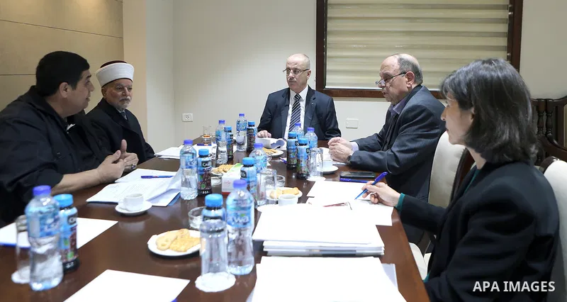 Palestinian Prime Minister, Rami Hamdallah, chairs the meeting of the High Committee for Jerusalem, in the West Bank city of Ramallah, on March 25, 2018. Photo by Prime Minister Office