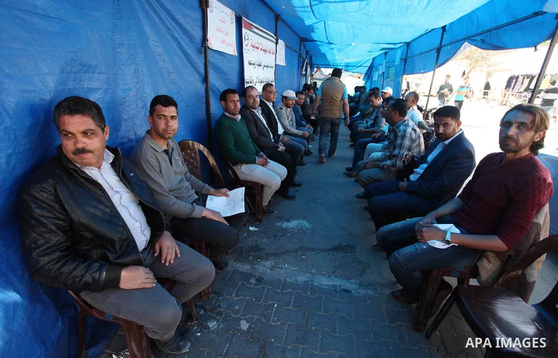 Palestinian engineers take part in a protest demanding their rights in front of the headquarters United Nations Relief and Works Agency (UNRWA) in Gaza city, March 27, 2018. Photo by Mahmoud Ajour