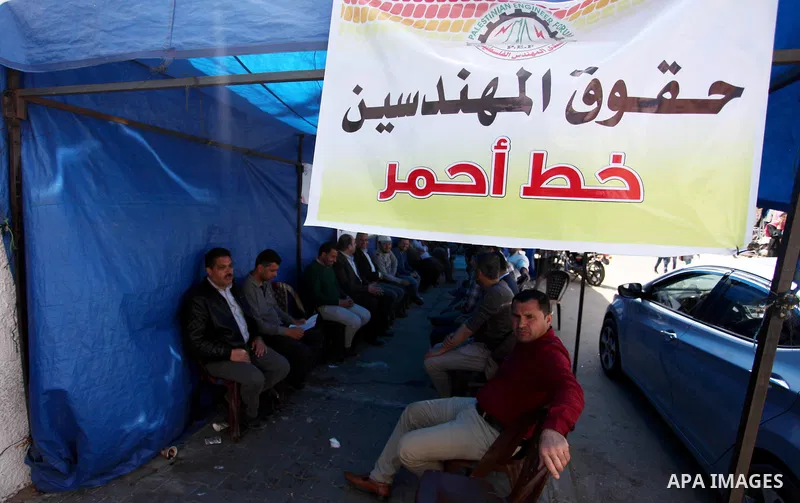 Palestinian engineers take part in a protest demanding their rights in front of the headquarters United Nations Relief and Works Agency (UNRWA) in Gaza city, March 27, 2018. Photo by Mahmoud Ajour
