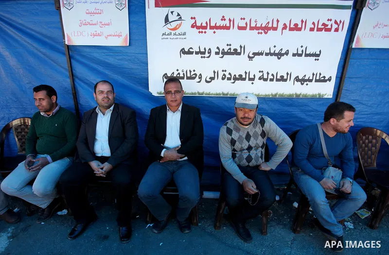 Palestinian engineers take part in a protest demanding their rights in front of the headquarters United Nations Relief and Works Agency (UNRWA) in Gaza city, March 27, 2018. Photo by Mahmoud Ajour