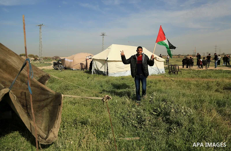 Palestinians set up tents in preparation for the Great Return March, near the border fence between Israel and east of Gaza city on March 27, 2018. Photo by Dawoud Abo Alkas
