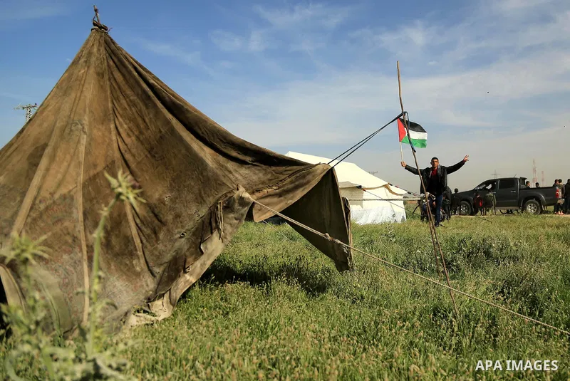 Palestinians set up tents in preparation for the Great Return March, near the border fence between Israel and east of Gaza city on March 27, 2018. Photo by Dawoud Abo Alkas