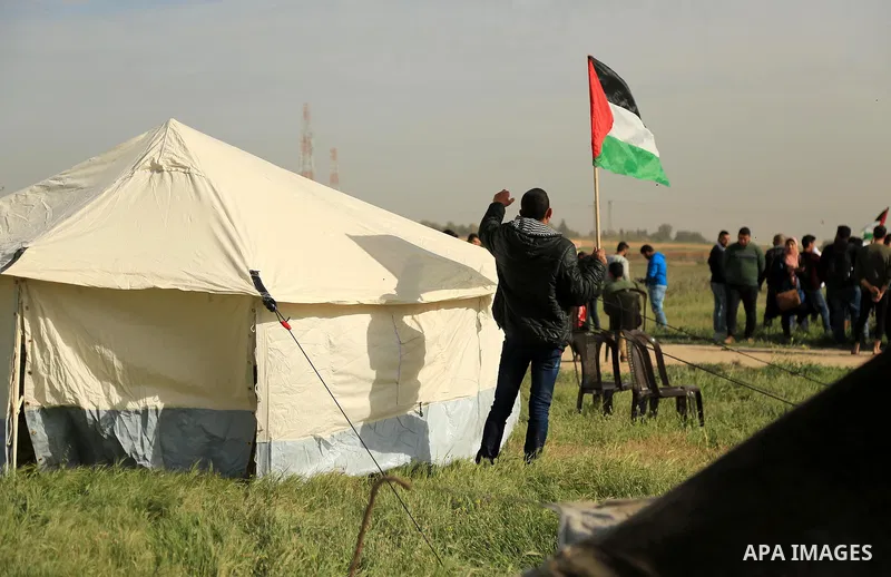 Palestinians set up tents in preparation for the Great Return March, near the border fence between Israel and east of Gaza city on March 27, 2018. Photo by Dawoud Abo Alkas