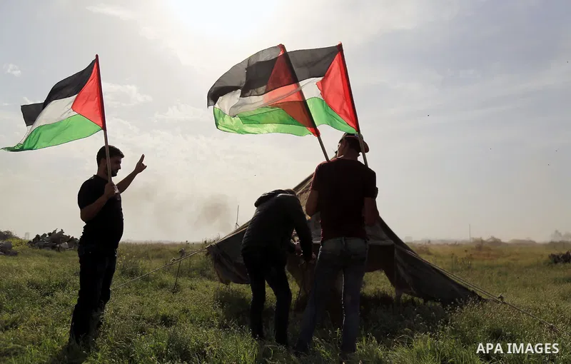 Palestinians set up tents in preparation for the Great Return March, near the border fence between Israel and east of Gaza city on March 27, 2018. Photo by Dawoud Abo Alkas