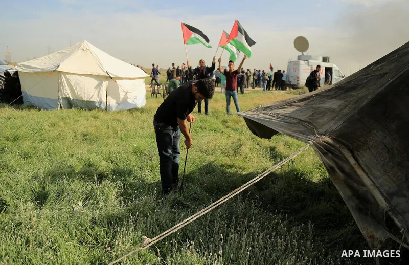 Palestinians set up tents in preparation for the Great Return March, near the border fence between Israel and east of Gaza city on March 27, 2018. Photo by Dawoud Abo Alkas