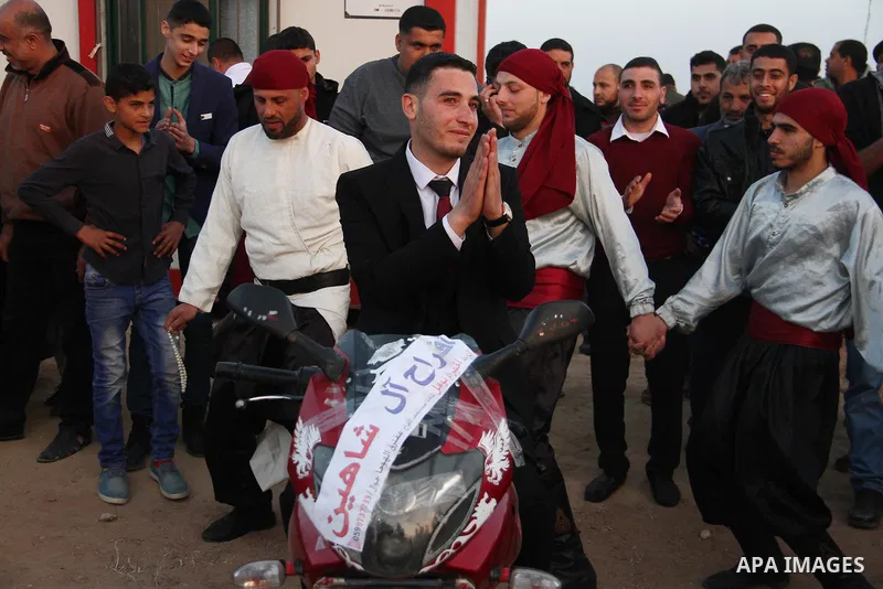 Paleatinian hold a groom next pitched by Palestinians on the Gaza border with Israel, east of Jabalia, on March 29, 2018, ahead of a six-week protest camp. The exceptional protest is dubbed "The Great March of Return" an...
