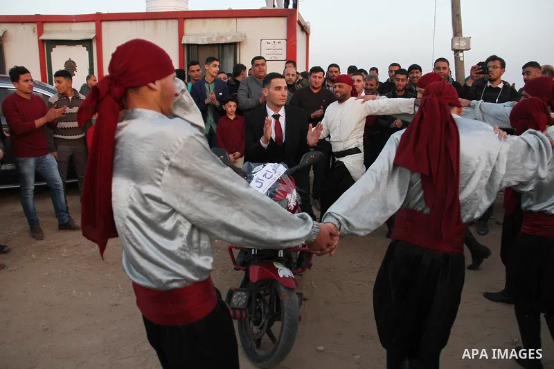Paleatinian hold a groom next pitched by Palestinians on the Gaza border with Israel, east of Jabalia, on March 29, 2018, ahead of a six-week protest camp. The exceptional protest is dubbed "The Great March of Return" an...