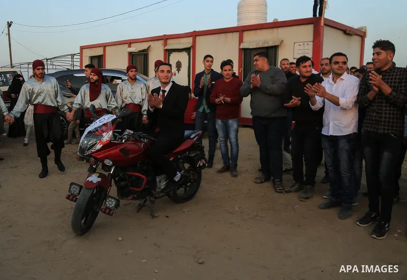 Paleatinian hold a groom next pitched by Palestinians on the Gaza border with Israel, east of Jabalia, on March 29, 2018, ahead of a six-week protest camp. The exceptional protest is dubbed "The Great March of Return" an...