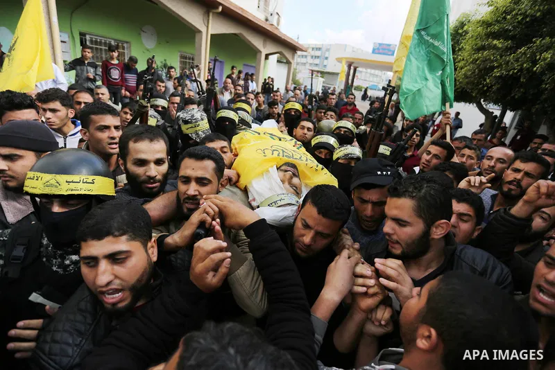Palestinians carry the body of Hamdan Abu Amsha who was killed a day earlier during clashes with Israeli security forces in a tent city protest along the Israel border with Gaza, demanding the right to return to their ho...