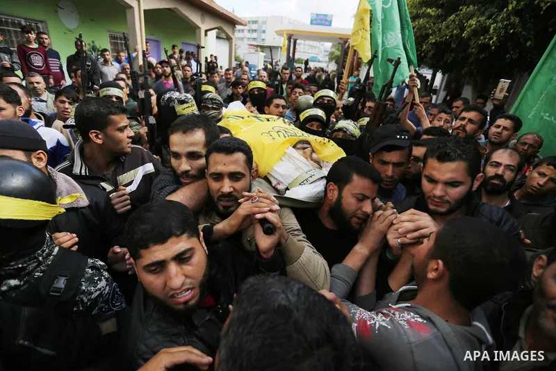 Palestinians carry the body of Hamdan Abu Amsha who was killed a day earlier during clashes with Israeli security forces in a tent city protest along the Israel border with Gaza, demanding the right to return to their ho...