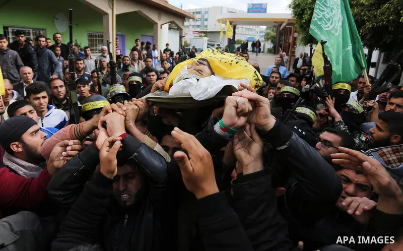 Palestinians carry the body of Hamdan Abu Amsha who was killed a day earlier during clashes with Israeli security forces in a tent city protest along the Israel border with Gaza, demanding the right to return to their ho...
