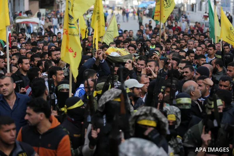 Palestinians carry the body of Hamdan Abu Amsha who was killed a day earlier during clashes with Israeli security forces in a tent city protest along the Israel border with Gaza, demanding the right to return to their ho...