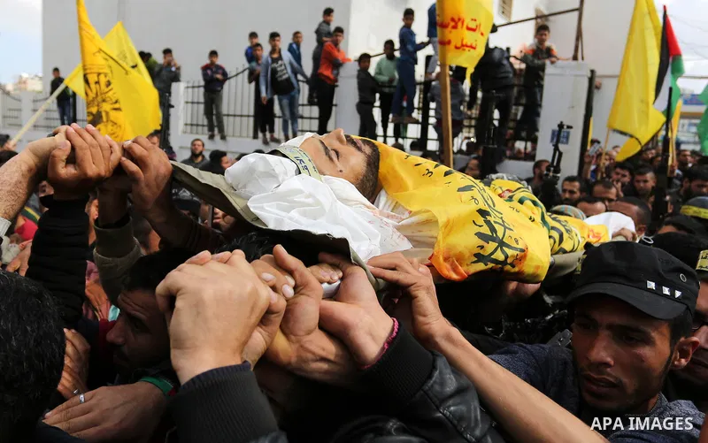 Palestinians carry the body of Hamdan Abu Amsha who was killed a day earlier during clashes with Israeli security forces in a tent city protest along the Israel border with Gaza, demanding the right to return to their ho...