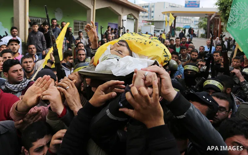 Palestinians carry the body of Hamdan Abu Amsha who was killed a day earlier during clashes with Israeli security forces in a tent city protest along the Israel border with Gaza, demanding the right to return to their ho...