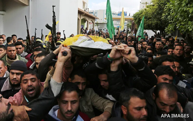 Palestinians carry the body of Hamdan Abu Amsha who was killed a day earlier during clashes with Israeli security forces in a tent city protest along the Israel border with Gaza, demanding the right to return to their ho...
